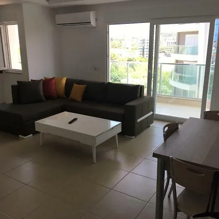 Crown - - Studio Flat Apartment