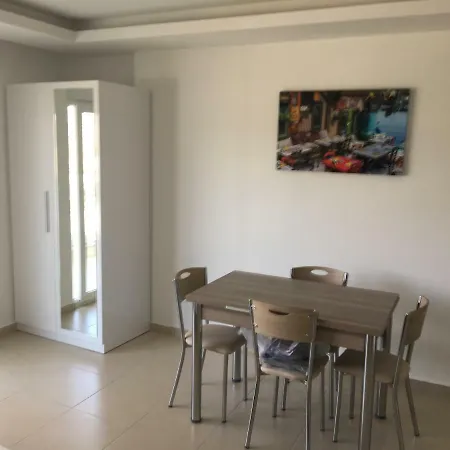 Crown - - Studio Flat Apartment *