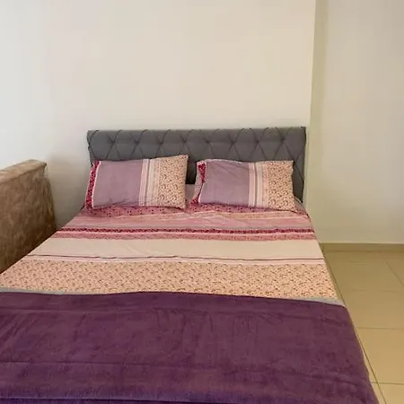 Crown - - Studio Flat Apartment