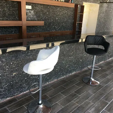 Crown - - Studio Flat Apartment *