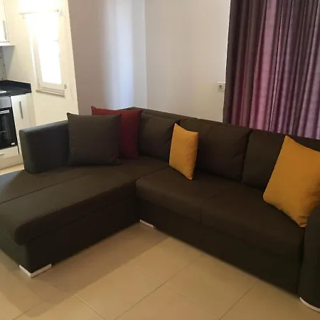 Crown - - Studio Flat Apartment *